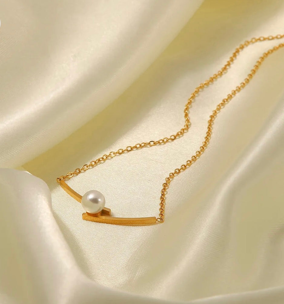 Fashionable and Minimalist Elegant Stainless Steel Pendant with Exquisite Freshwater Pearl